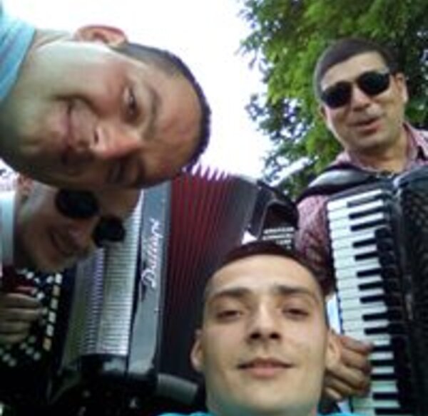 sivi-pezo-plave-boje